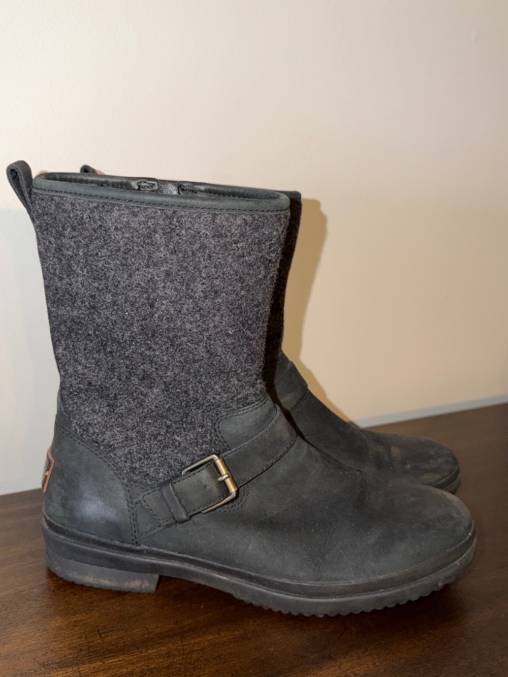 UGG Robbie Women’s Short Motorcycle Boots Leather Wool Shearling Size 9